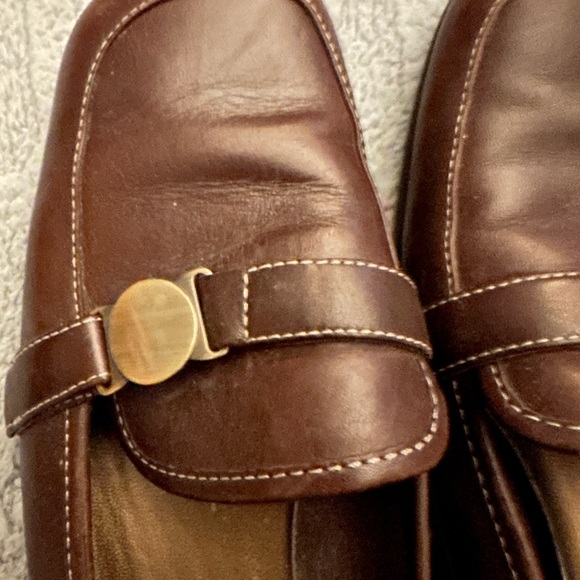 Nine West 8 brown leather loafer with buckle detail, stitching, small heel. - Picture 2 of 6